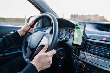 GPS navigasyon haritası sistemi. Seyahat yolunda otomobilde akıllı telefon ekranında küresel konumlandırma sistemi. GPS aygıtı uydu sistemi teknolojisi