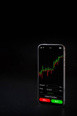 Bitcoin değişimi. Altın kripto para birimi BTC bitcoin, siyah arka planda pembe domuz bankası. Şifreli döviz bozdurma cep telefonu uygulaması. Sanal çevrimiçi iş kavramı