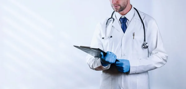 Doktor Banner Glückliche Krankenschwester Blauen Handschuhen Klemmbrettkrankenhaus Mit Peelings Checkup — Stockfoto