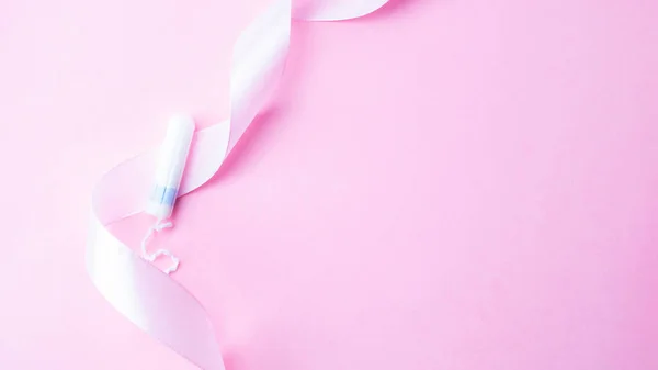 タンポン女の衛生状態 月経タンポンピンクの背景とピンクのリボン 衛生概念 月経女性期 精神状態 重要な日 廃棄物ゼロ 生態系の旗 — ストック写真