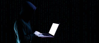 Bilgisayar korsanı siber güvenlik. Bilgisayar korsanının elindeki dijital dizüstü bilgisayar siyah pankartta izole edilmiş. İnternet hackleme teknolojisi. Veri koruması, güvenli internet erişimi, siber güvenlik