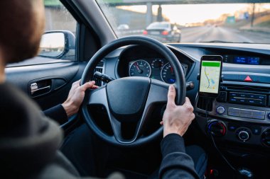 Navigasyon otomatik harita sistemi. Seyahat yolunda otomobilde akıllı telefon ekranında küresel konumlandırma sistemi. Akıllı telefon uygulama sistemi ile GPS navigasyonu