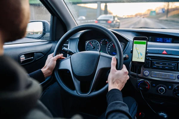 Navigasyon otomatik harita sistemi. Seyahat yolunda otomobilde akıllı telefon ekranında küresel konumlandırma sistemi. Akıllı telefon uygulama sistemi ile GPS navigasyonu