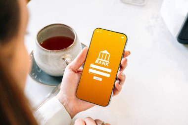 Mobil bankacılık uygulaması. İnternet banka uygulamalı cep telefonu olan bir kız. Kredi kartı cüzdanı başvurusu. Para biriktir iş cüzdanı