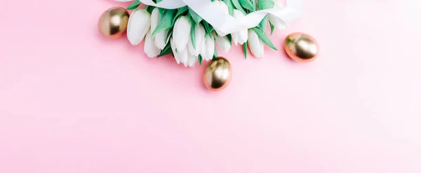 Złote Jaja Wiosennymi Białymi Tulipanami Pastelowym Różowym Tle Dekoracji Happy — Zdjęcie stockowe