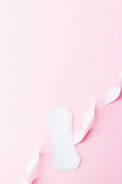 Hijyenik peçete adet pedleri. Pembe arka planda kadın hijyeni için peçete. Adet dönemi kadınsı. Kadın sağlık afişi. Sıfır atık. Üst görünüm