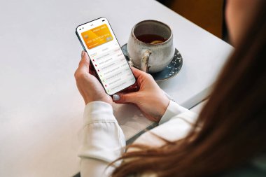Mobil bankacılık ağı. İnternet banka başvurusu olan akıllı bir telefon. Banka kartı cüzdanı uygulaması. Para cüzdanını kaydet