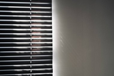 Uzay gölgesi. Güneş ışığı mimarisi, aydınlık arkaplan, beyaz doku duvarının penceresinden siyah gölge örtüsü. Dekoratif ve arkaplan için diyagonal gölge