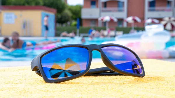 Sonnenbrille Nahaufnahme Sommer Hintergrund Strandausrüstung Mit Reisesonnenbrille Auf Gelbem Urlaubshandtuch — Stockfoto