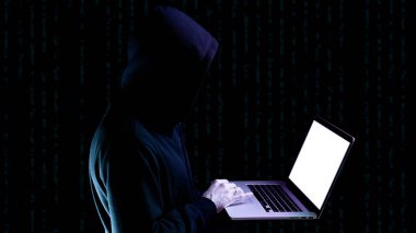 Hacker güvenlik siber saldırısı. Bilgisayar korsanının elindeki dijital dizüstü bilgisayar siyaha izole edilmiş. İnternet hackleme teknolojisi. Giriş ve parola, siber güvenlik pankartı kavramı