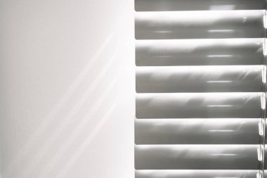 Uzay gölgesi. Güneş ışığı mimarisi, aydınlık arkaplan, beyaz doku duvarının penceresinden siyah gölge örtüsü. Dekoratif ve arkaplan için diyagonal gölge