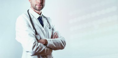 Tıp doktoru hastane geçmişi. Hastane üniformalı mutlu hemşire, mavi eldivenli hasta panosu beyaz üzerinde izole edilmiş. Tıbbi bakım, sigorta, reçete, kağıt işi veya kariyer konsepti