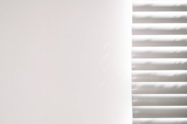 Uzay gölgesi. Güneş ışığı mimarisi, aydınlık arkaplan, beyaz doku duvarının penceresinden siyah gölge örtüsü. Dekoratif ve arkaplan için diyagonal gölge