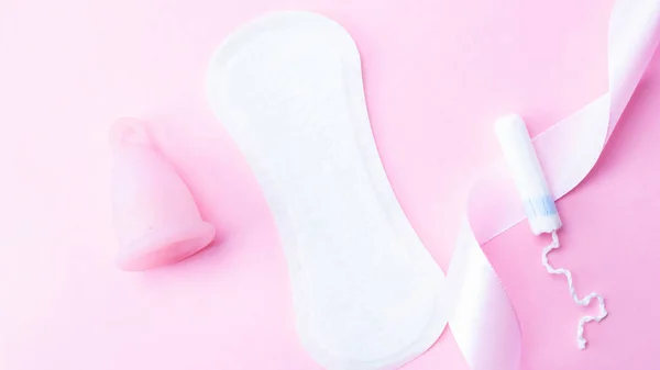 Menstruationskopp Tampong Kvinnomugg För Sanitärt Skydd Rosa Band Med Menstruationskopp — Stockfoto