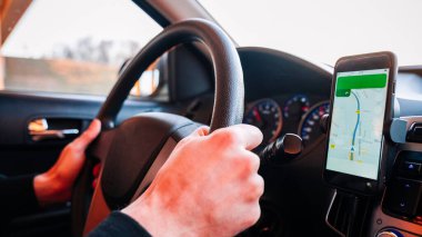 GPS navigasyon haritası sistemi. Seyahat yolunda otomobilde akıllı telefon ekranında küresel konumlandırma sistemi. GPS aygıtı uydu sistemi teknolojisi