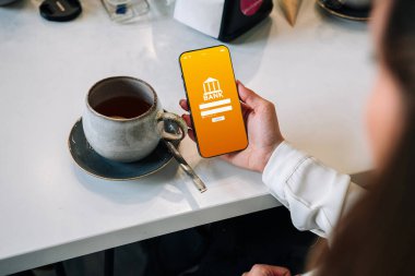 Çevrimiçi bankacılık. İnternet banka uygulamalı cep telefonu olan bir kız. Kredi kartı cüzdanı başvurusu. Para biriktir iş cüzdanı