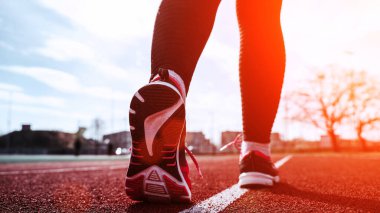 Spor koşucusu kadın egzersizi. Koşan ayaklar yolda, ayakkabıya yakın gidiyor. Kadın egzersizi yap. Spor ve sağlıklı yaşam tarzı