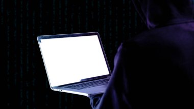 Siber güvenlik korsanı konsepti. İnternet hackleme teknolojisi. Bilgisayar korsanının elindeki dijital dizüstü bilgisayar siyah pankartta izole edilmiş. Veri koruması, güvenli internet erişimi, siber güvenlik