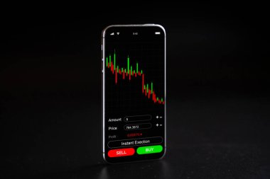 Bitcoin değişimi. Altın kripto para birimi BTC bitcoin, siyah arka planda pembe domuz bankası. Şifreli döviz bozdurma cep telefonu uygulaması. Sanal çevrimiçi iş kavramı