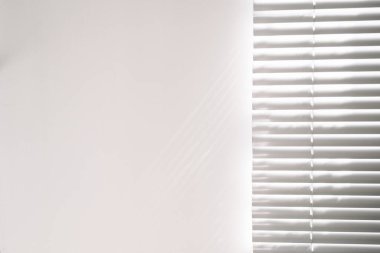 Işıklar gölgeler. Soyut ışık, beyaz doku duvarındaki pencerenin siyah gölgesi. Güneş ışığı mimarisi arka planı. Penceredeki Dokular Işık yansıması