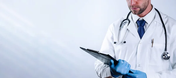 Zwischenablage Medizinischer Hintergrund Glückliche Krankenschwester Blauen Handschuhen Klemmbrettkrankenhaus Mit Peelings — Stockfoto
