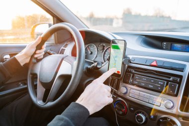 Navigasyon otomatik harita sistemi. Seyahat yolunda otomobilde akıllı telefon ekranında küresel konumlandırma sistemi. Akıllı telefon uygulama sistemi ile GPS navigasyonu