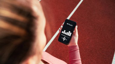 Eğitim müziği. Yaşam tarzı egzersiz yapan kadın eğitimi. Spor yapan genç ve güzel bir kız. Spor müziği ve sağlıklı yaşam tarzı.