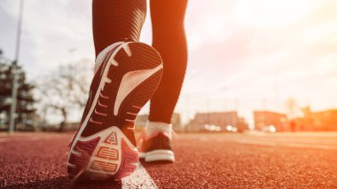 Spor koşucusu kız eğitimi. Kadın egzersizi yap. Koşan ayaklar yolda, ayakkabıya yakın gidiyor. Fitness, spor, yaşam tarzı konsepti