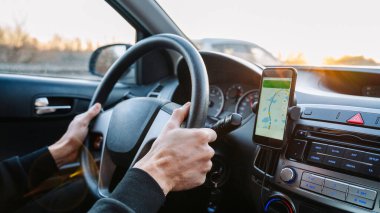 Navigasyon otomatik harita sistemi. Seyahat yolunda otomobilde akıllı telefon ekranında küresel konumlandırma sistemi. Akıllı telefon uygulama sistemi ile GPS navigasyonu