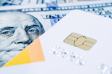 Kredi kartı ödeme dolar faturası. Bankamatik kartıyla birlikte Washington Amerikan parası. Kullanıcı parası beyaz arka plan. Para kavramı