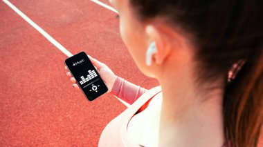 Spor müziği. Yaşam tarzı egzersiz yapan kadın eğitimi. Kulaklıklı bir kadın. Spor müziği ve sağlıklı yaşam tarzı.