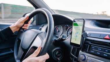 GPS navigasyon haritası sistemi. Seyahat yolunda otomobilde akıllı telefon ekranında küresel konumlandırma sistemi. GPS aygıtı uydu sistemi teknolojisi