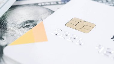 Kredi kartı dolar işareti. Amerikan parası ve banka kartı. Nakit beyaz arka plan, bize fatura. Para kavramı