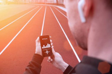 Spor müziği. Yaşam stili egzersiz adamı eğitimi. Kulaklıklı bir erkek. Spor müziği ve sağlıklı yaşam tarzı.
