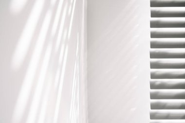 Gölge zemin. Soyut ışık, beyaz doku duvarındaki pencerenin siyah gölgesi. Güneş ışığı mimarisi arka planı. Fotoğraf ve tasarım için üstüste koyma efekti