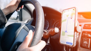 GPS navigatör harita sistemi. Seyahat yolunda otomobilde akıllı telefon ekranında küresel konumlandırma sistemi. GPS araba arama konumu teknolojisi
