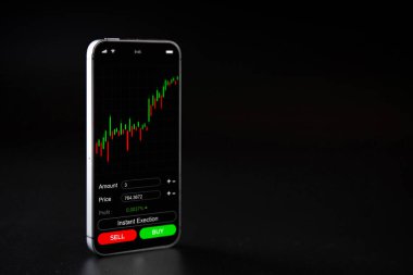 Şifreli para ticareti. Pembe domuz kumbarası, altın kripto para birimi BTC bitcoin, bitcoin cep telefonu uygulaması siyah arka planda. Sanal para kavramını kaydet