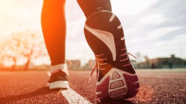 Spor koşucusu kız eğitimi. Kadın egzersizi yap. Koşan ayaklar yolda, ayakkabıya yakın gidiyor. Fitness, spor, yaşam tarzı konsepti