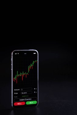 Şifreli para değişimi. Pembe domuz bankası, siyah arka planda altın kripto para birimi BTC bitcoin. Bitcoin ticaret cep telefonu uygulaması. Para yatırımı ve iş finansmanı tasarrufu