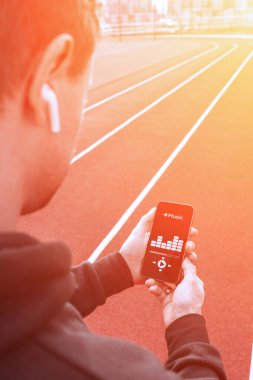 Egzersiz müziği. Parkta koşmak. Spor yaşam tarzı egzersiz adamı eğitimi. Fitness, spor müziği yaşam tarzı konsepti