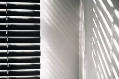 Gölge zemin. Soyut ışık, beyaz doku duvarındaki pencerenin siyah gölgesi. Güneş ışığı mimarisi arka planı. Fotoğraf ve tasarım için üstüste koyma efekti