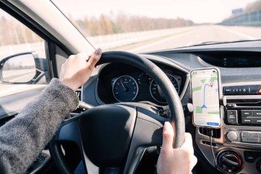GPS araba haritası sistemi. Seyahat yolunda otomobilde akıllı telefon ekranında küresel konumlandırma sistemi. Navigasyon otomatik konum sistemi uygulaması