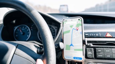 GPS aygıt haritalama sistemi. Seyahat yolunda otomobilde akıllı telefon ekranında küresel konumlandırma sistemi. GPS araç navigatörü sürücü aygıtı