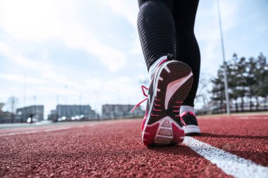 Spor koşucusu kız eğitimi. Kadın egzersizi yap. Koşan ayaklar yolda, ayakkabıya yakın gidiyor. Fitness, spor, yaşam tarzı konsepti.