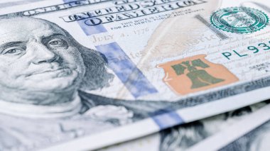 Amerikan doları. Amerikan parası, düşen para. Beyaz arka planda 100 dolar izole edilmiş