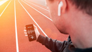 Eğitim müziği. Yaşam stili egzersiz adamı eğitimi. Spor yapan genç ve güzel bir adam. Spor müziği ve sağlıklı yaşam tarzı.