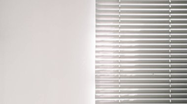 Gölge zemin. Soyut ışık, beyaz doku duvarındaki pencerenin siyah gölgesi. Güneş ışığı mimarisi arka planı. Fotoğraf ve tasarım için üstüste koyma efekti