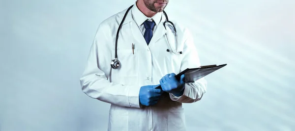 Doktor Banner Boldog Nővér Kék Kesztyűben Íródeszkás Kórház Köpenyben Kivizsgálás — Stock Fotó