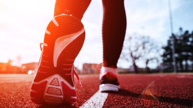 Spor koşucusu kız eğitimi. Kadın egzersizi yap. Koşan ayaklar yolda, ayakkabıya yakın gidiyor. Fitness, spor, yaşam tarzı konsepti