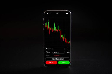 Şifreli para değişimi. Pembe domuz bankası, siyah arka planda altın kripto para birimi BTC bitcoin. Bitcoin ticaret cep telefonu uygulaması. Para yatırımı ve iş finansmanı tasarrufu